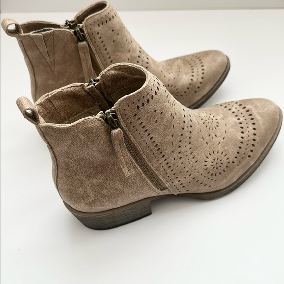 VERY G | Lisette Women’s Mid Ankle Booties | Nude | Size 10 - Picture 5 of 14